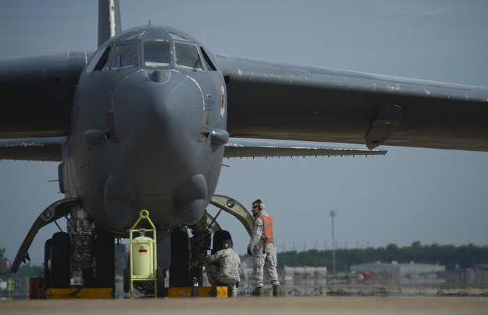 Kỹ thuật viên Michael Zeigler thuộc Đơn vị bảo dưỡng số 96 và kỹ thuật viên Aaron McCullum (Đoàn bảo dưỡng máy bay số 2) đang thực hiện nhiệm vụ chuẩn bị cho chiếc máy bay ném bom chiến lược B-52 của Không quân Mỹ cất cánh từ căn cứ không quân Barksdale ngày 16/7/2013.